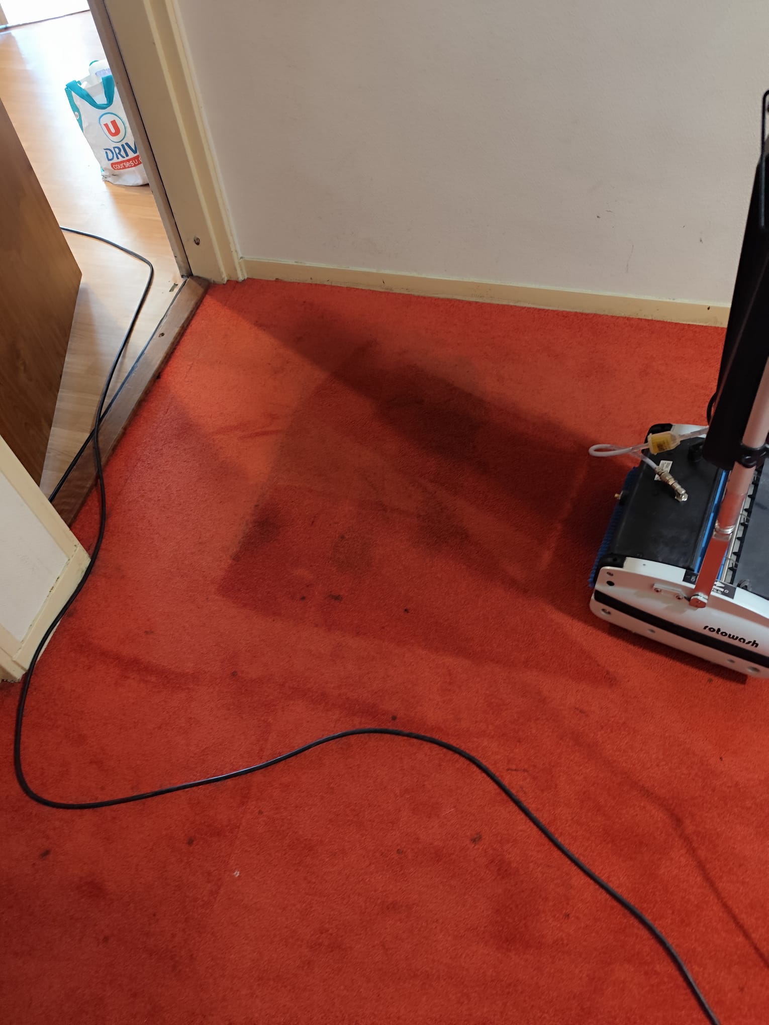 Avant - NETTOYAGE SUR UNE MOQUETTE 
